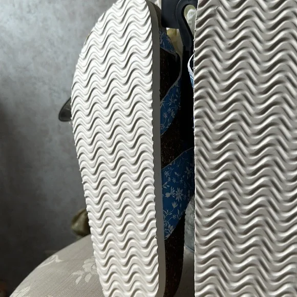 NWT women’s sandals size 7.5 blue & white floral with adjustable buckles - Picture 8 of 9